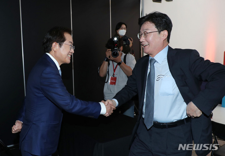 [서울=뉴시스] 국회사진기자단 = 9일 서울 금천구 즐스튜디오에서 열린 국민의힘 대선 경선 후보 국민 시그널 공개면접에 참가한 홍준표(왼쪽) 예비후보가 면접을 마치고 이동하는 유승민 예비후보와 반갑게 인사를 나누고 있다. 2021.09.09. photo@newsis.com
