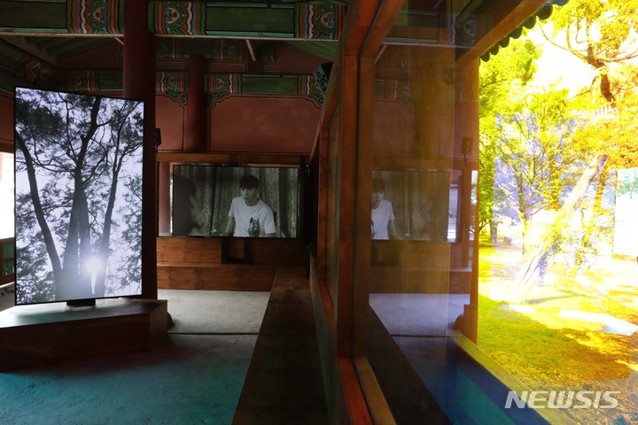 [서울=뉴시스] 박진희 기자 = 권혜원 작가가 중화문 옆 행각에 설치한 '나무를 상상하는 방법'. 