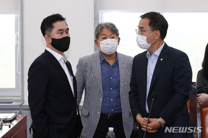 [서울=뉴시스] 최진석 기자 = 9일 국회 제5회의장에서 열린 언론중재 및 피해구제 등에 관한 법률(언론중재법)’ 개정안 여야 협의체 회의에서 더불어민주당 김종민(왼쪽) 의원과 국민의힘 최형두(오른쪽) 의원이 대화하고 있다. 가운데는 문재완 한국외국어대 법학전문대학원 교수 (공동취재사진) 2021.09.09. photo@newsis.com