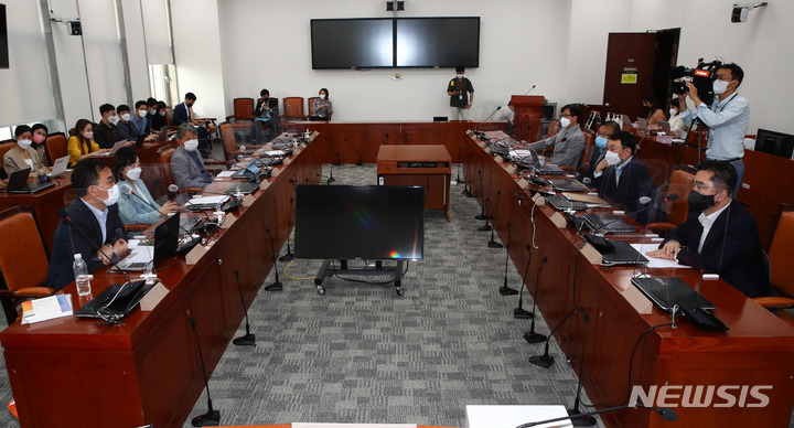 [서울=뉴시스] 최진석 기자 = 지난 9일 국회 제5회의장에서 언론중재 및 피해구제 등에 관한 법률(언론중재법)’ 개정안 여야 협의체 회의가 열리고 잇다. (공동취재사진) 2021.09.09. photo@newsis.com