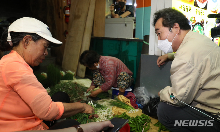 [전주=뉴시스] 김얼 기자 = 이낙연 더불어민주당 대선 경선 후보가 9일 전북 전주시 남부시장을 방문해 상인들의 의견을 청취하고 있다. 2021.09.09. pmkeul@newsis.com