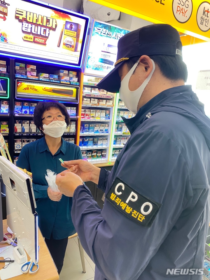 남양주북부경찰서 범죄예방진단팀이 편의점을 방문해 치안 불안요소를 점검하고 있다. (사진=남양주북부경찰서 제공)