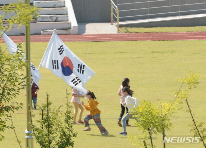 [진천=뉴시스] 조성현 기자 = 아프가니스탄의 한국 정부 조력자들과 그 가족들이 10일 오후 임시생활시설인 충북 진천군 국가공무원 인재개발원에서 야외활동을 하고 있다. 2021.09.10. jsh0128@newsis.com