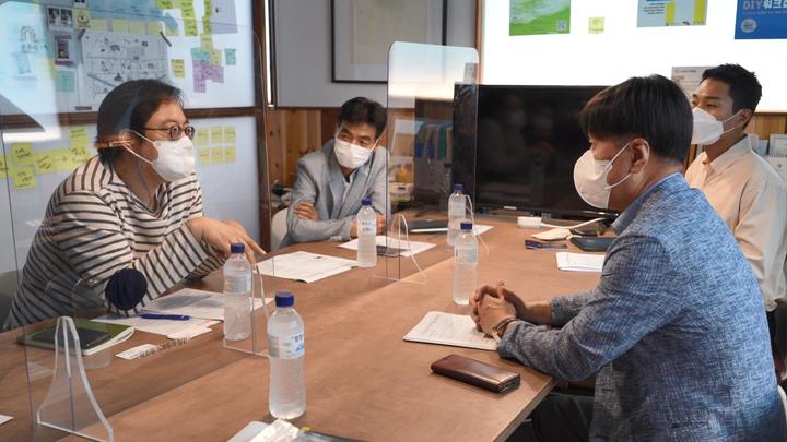 [서울=뉴시스] 김용문 창업진흥원장이 9일 공주에 있는 로컬크리에이터를 방문하여 애로사항을 듣고 있다. 2021.09.10 (사진=창진원 제공) *재판매 및 DB 금지