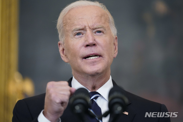 [워싱턴=AP/뉴시스] 조 바이든 미국 대통령이 9일(현지시간) 백악관 다이닝룸에서 연설하고 있다. 바이든 대통령은 그간 연방 정부를 상대로 시행한 백신 접종 지침을 100인 이상 사업장으로 확대하는 내용 등이 포함된 코로나19 새 대응 전략을 공개했다. 2021.09.10.