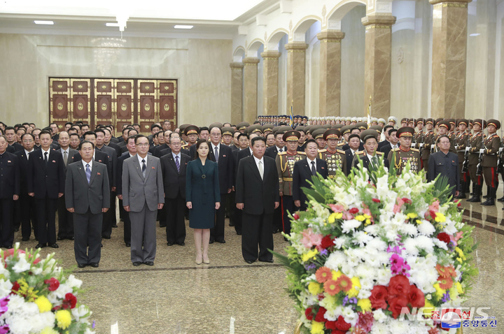 [평양=AP/뉴시스] 북한 조선중앙통신이 10일 공개한 사진에 김정은(가운데) 북한 노동당 총비서가 9일 부인 리설주 여사와 함께 평양 금수산태양궁전을 참배하고 있다. 2021.09.10.