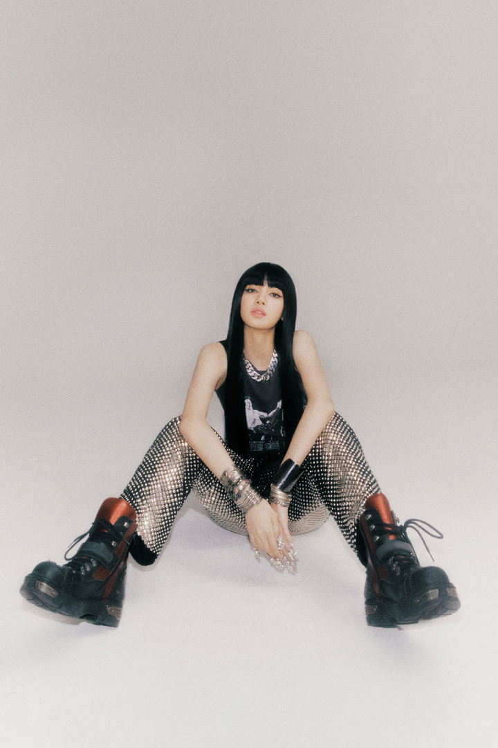 [서울=뉴시스] 박진희 기자 = 블랙핑크(BLACKPINK) 리사가 10일 첫 솔로 싱글 앨범 'LALISA' 발매 기념 글로벌 온라인 기자간담회를 진행했다. 사진은 앨범 PR 사진. (사진=YG엔터테인먼트 제공) 2021.09.10. photo@newsis.com *재판매 및 DB 금지