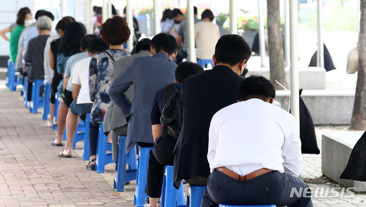 [서울=뉴시스] 이영환 기자 = 지난 10일 오전 서울 마포구 서강대역사 광장에 마련된 마포구 코로나19 임시선별검사소에서 시민들이 검사를 받기 위해 대기하고 있다. 2021.09.10. 20hwan@newsis.om