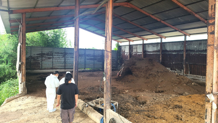 [나주=뉴시스]이창우 기자 = 전남 나주시가 축산 악취 개선을 위해 농가 퇴비사를 점검하고 있다. (사진=나주시 제공) 2021.09.10 photo@newsis.com *재판매 및 DB 금지