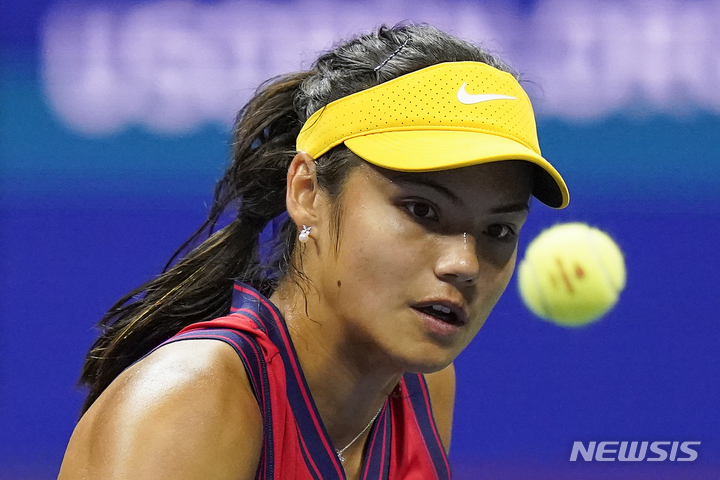 [뉴욕=AP/뉴시스] 엠마 라두카누(150위·영국)가 9일(현지시간) 미국 뉴욕의 플러싱 메도우 국립테니스센터 아서애시스타디움에서 열린 US오픈 테니스 대회 여자 단식 4강전에서 마리아 사카리(18위·그리스)와 경기하고 있다. 이번 대회 10대 돌풍을 일으키고 있는 라두카누는 사카리를 세트 스코어 2-0(6-1 6-4)으로 물리치고 결승에 올라 19세 동갑내기 레일라 페르난데스(73위·캐나다)와 우승을 다툰다. 2021.09.10.