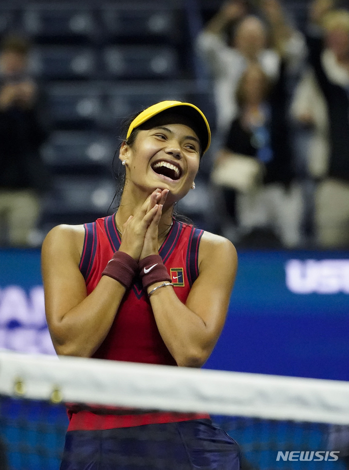 [뉴욕=AP/뉴시스] 엠마 라두카누(150위·영국)가 9일(현지시간) 미국 뉴욕의 플러싱 메도우 국립테니스센터 아서애시스타디움에서 열린 US오픈 테니스 대회 여자 단식 4강전에서 마리아 사카리(18위·그리스)를 꺾고 환호하고 있다. 이번 대회 10대 돌풍을 일으키고 있는 라두카누는 사카리를 세트 스코어 2-0(6-1 6-4)으로 물리치고 결승에 올라 19세 동갑내기 레일라 페르난데스(73위·캐나다)와 우승을 다툰다. 2021.09.10.