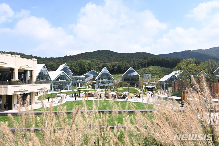 [의왕=뉴시스] 김종택기자 = 경기도 의왕시 롯데프리미엄아울렛 '타임빌라스'가 그랜드 오픈한 10일 방문객들이 매장을 둘러보고 있다. 타임빌라스는 시간(Time)과 별장(Villas)의 합성어로 '시간이 머물고 싶은 공간'이라는 의미를 담아 자연 친화적인 설계와 다양한 체험 콘텐츠를 선보였다. 2021.09.10. jtk@newsis.com