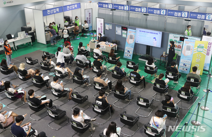 [서울=뉴시스] 고승민 기자 = 코로나19 백신 접종 완료자가 누적 1,940만 6,809명으로 집계돼 완료율 37.8%를 기록한 10일 서울 서대문구 예방접종센터를 찾은 시민들이 접종 후 이상반응을 관찰하고 있다. 2021.09.10. kkssmm99@newsis.com