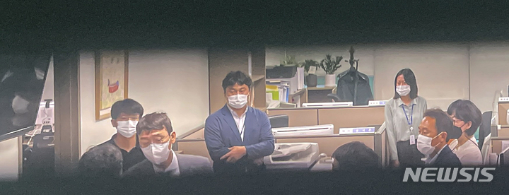 [서울=뉴시스] 최진석 기자 = 김웅 국민의힘 의원이 10일 서울 영등포구 국회의원회관 자신의 의원실에서 '검찰 고발 사주' 의혹 관련해 압수수색을 하고 있는 고위공직자범죄수사처(공수처) 관계자들에게 항하고 있다. (공동취재사진) 2021.09.10. photo@newsis.com