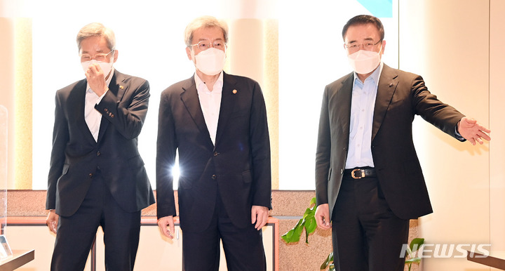 [서울=뉴시스] 백동현 기자 = 고승범 금융위원장과 5대 금융지주 회장들이 10일 오후 서울 중구 전국은행연합회에서 간담회에 앞서 기념촬영을 한 뒤 각자 자리로 향하고 있다. 윤종규 KB금융지주 회장(왼쪽부터), 고 위원장, 조용병 신한금융지주 회장. (공동취재사진) 2021.09.10. photo@newsis.com