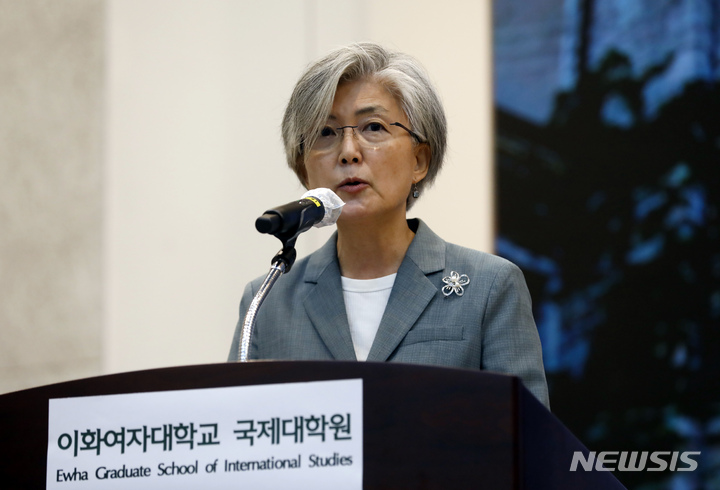 [서울=뉴시스] 고승민 기자 = 올해 2월 퇴임 이후 9월1일부로 이화여대 국제대학원 명예석좌교수로 임용된 강경화 전 외교부 장관이 9월10일 서울 이화여대 ECC 이삼봉홀에서 글로벌 챌린지와 리더십을 주제로 특강을 하고 있다. 2021.10.01. kkssmm99@newsis.com