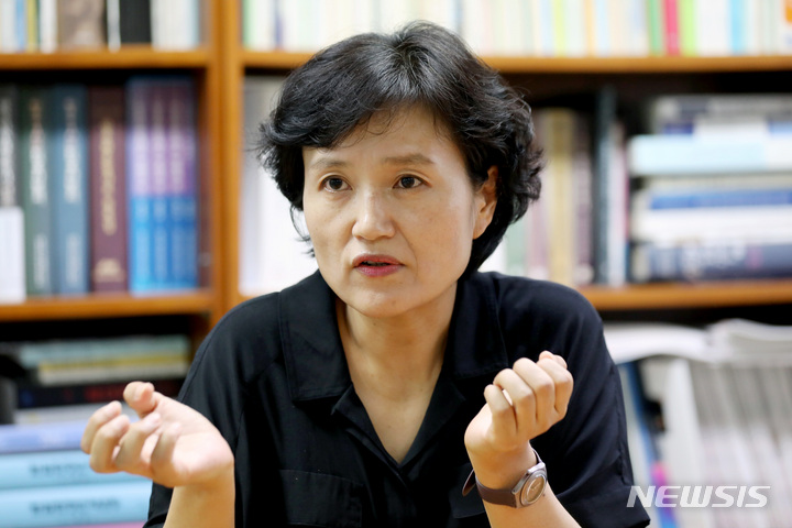 [서울=뉴시스] 김병문 기자 = 박정은 참여연대 사무처장이 지난 9일 오후 서울 종로구 참여연대에서 뉴시스와 인터뷰를 하고 있다. 2021.09.12. dadazon@newsis.com