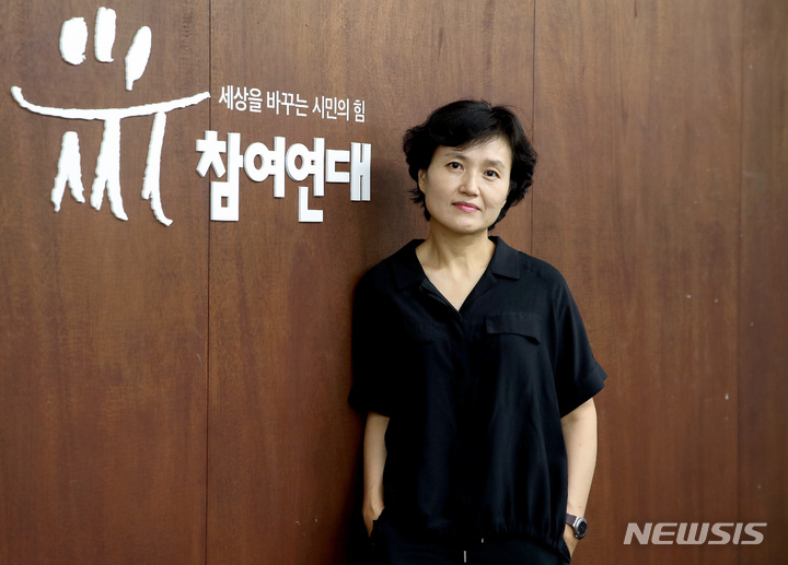 [서울=뉴시스] 김병문 기자 = 박정은 참여연대 사무처장이 지난 9일 오후 서울 종로구 참여연대에서 뉴시스와 인터뷰를 하기에 앞서 포즈를 취하고 있다. 2021.09.12. dadazon@newsis.com