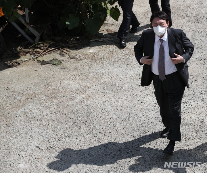 [서울=뉴시스] 국회사진기자단 = 윤석열 국민의힘 대선 경선 예비후보가 10일 오후 서울 금천구 즐 스튜디오에서 열린 국민의힘 대선 경선 후보 ‘국민 시그널 면접’에 참가하기 위해 면접 장소에 걸어오고 있다. 이날 고위공직자범죄수사처(공수처)는 ‘고발 사주’ 의혹과 관련해 윤 전 검찰총장을 피의자 신분으로 입건했다고 밝혔다. 2021.09.10. photo@newsis.com