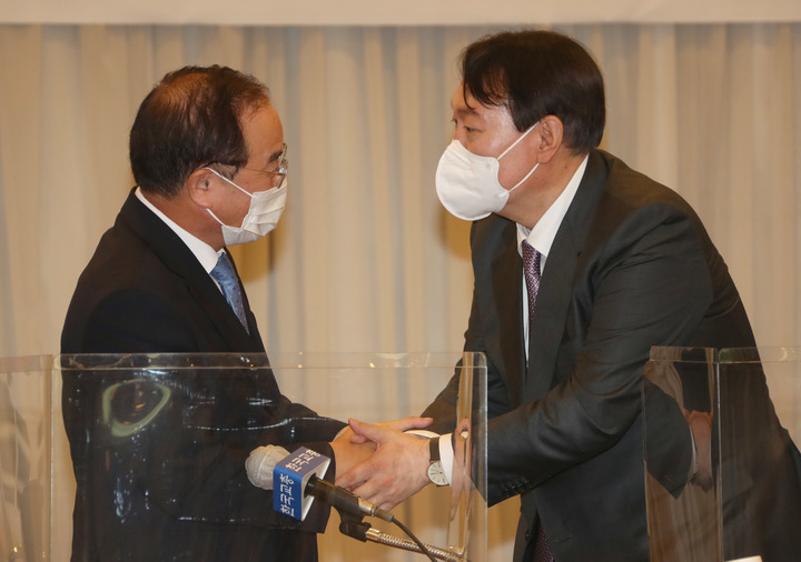 [서울=뉴시스] 국회사진기자단 =10일 제20대 대선에서 승리한 윤석열 당선인이 예비후보일 당시인 지난해 9월10일 오후 서울 서초구 한국교총회관에서 열린 한국교총 대표단과의 대화에서 하윤수 교총회장과 인사하고 있다. 2022.03.10. photo@newsis.com *재판매 및 DB 금지