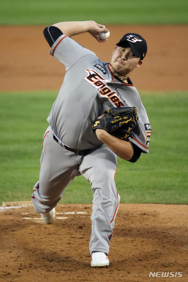 [서울=뉴시스] 조성우 기자 = 10일 오후 서울 송파구 잠실야구장에서 열린 2021 신한은행 SOL KBO리그 한화 이글스와 LG 트윈스 경기, 한화 선발투수 김민우가 역투하고 있다. 2021.09.10. xconfind@newsis.com