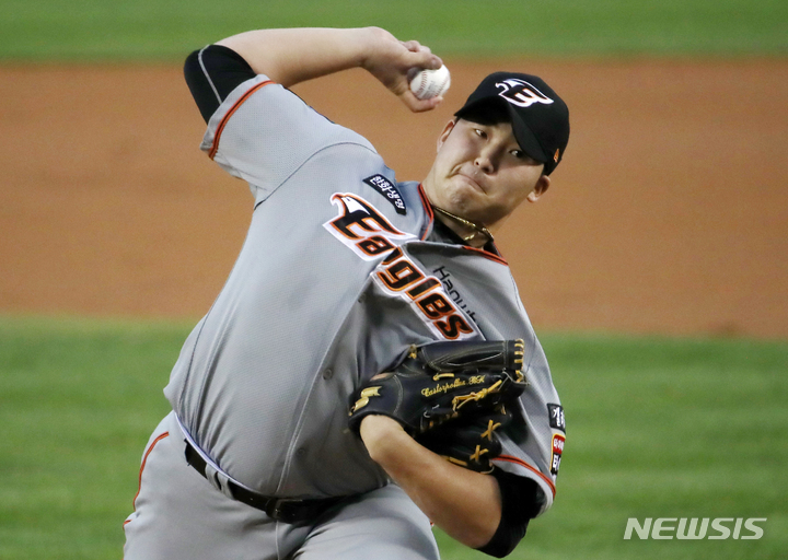 [서울=뉴시스] 조성우 기자 = 10일 오후 서울 송파구 잠실야구장에서 열린 2021 신한은행 SOL KBO리그 한화 이글스와 LG 트윈스 경기, 한화 선발투수 김민우가 역투하고 있다. 2021.09.10. xconfind@newsis.com