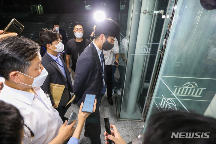 [서울=뉴시스] 최진석 기자 = 지난 10일 고위공직자범죄수사처(공수처) 수사팀이 '검찰 고발 사주' 의혹 관련해 서울 여의도 국민의힘 김웅 의원실 압수수색을 중단한 뒤 철수하고 있다. (공동취재사진) 2021.09.10. photo@newsis.com