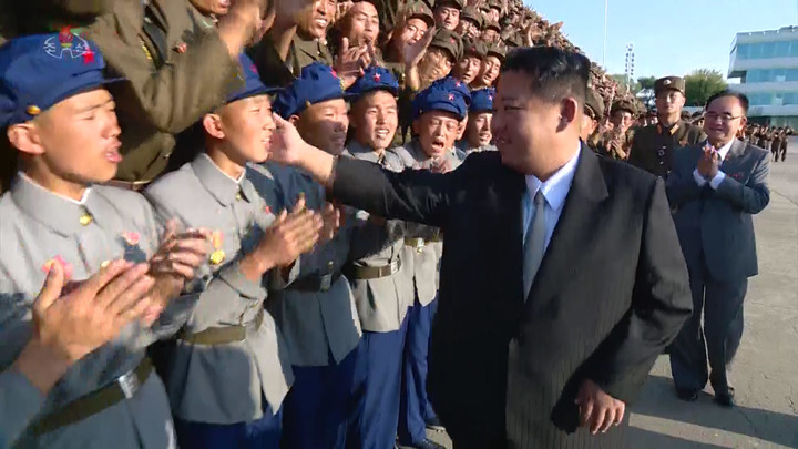 [서울=뉴시스] 김정은 북한 노동당 총비서 겸 국무위원장이 지난 9일 북한 정권수립 73주년 열병식 참가자들과 기념사진을 촬영했다고 조선중앙TV가 10일 보도했다. 김 위원장이 열병식 참가자들을 격려하고 있다. (사진=조선중앙TV 캡처) 2021.09.10. photo@newsis.com *재판매 및 DB 금지