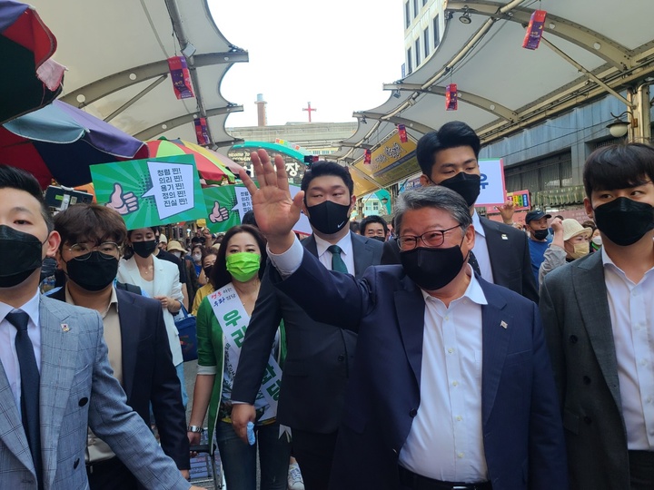 [대구=뉴시스] 대선에 출마할 것으로 알려진 조원진 우리공화당 대표가 11일 오전 대구의 가장 큰 전통시장인 중구 서문시장을 방문해 시민들에게 손을 흔들고 있다(사진=우리공화당 제공) 2021.09.11. photo@newsis.com  *재판매 및 DB 금지