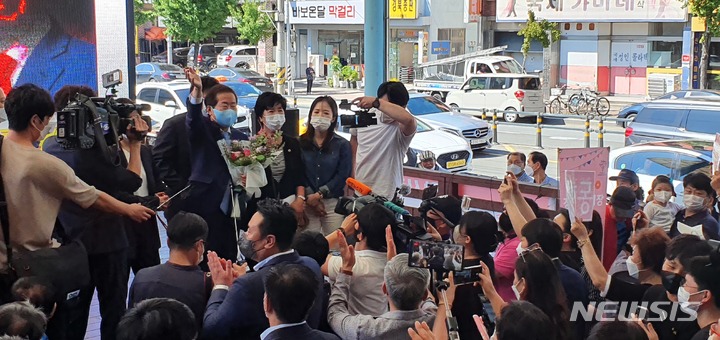 [경주=뉴시스] 이은희 기자= 11일 홍준표 국민의힘 대선 후보가 경주 중앙시장을 찾아 지지자들에게 손을 흔들고 있다. 2021.9.11. leh@newsis.com