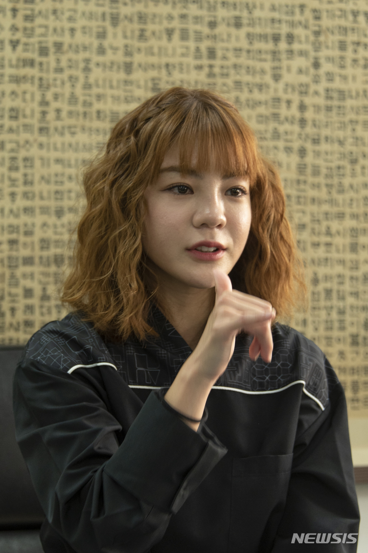 [서울=뉴시스] 수어 아티스트 사오리가 한글학회에서 뉴시스와 인터뷰 하고 있다. (사진=김영원 제공) 2021.09.12.