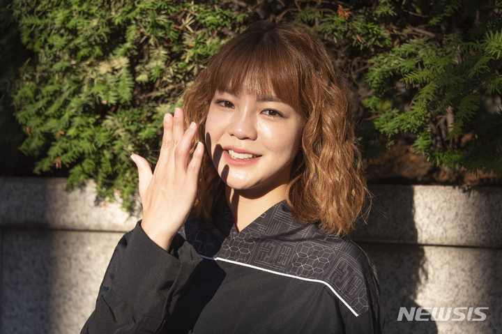 [서울=뉴시스] 수어 아티스트 사오리가 12일 뉴시스와 인터뷰 하고 있다. 사오리가 '파-'라는 수어를 하는 장면. (사진=김영원 제공) 2021.09.12.