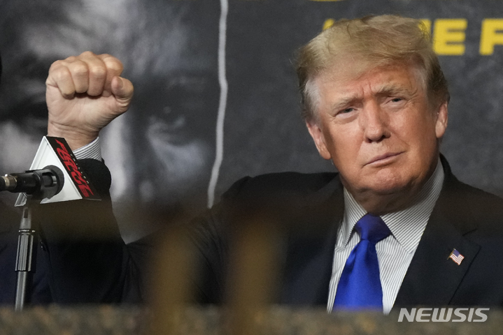 [할리우드(미 플로리다주)=AP/뉴시스]지난 9월11일 미 플로리다 할리우드에서 도널드 트럼프 전 대통령이 권투 경기 해설자로 나서 팬들에게 주먹을 들어 보이는 모습. 2021.10.08.