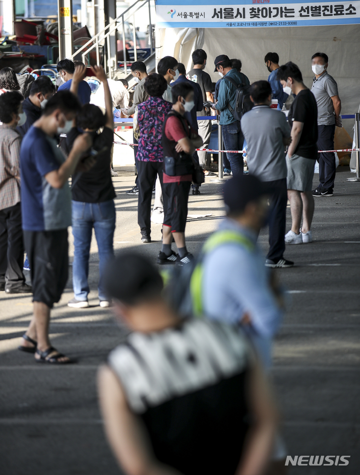 [서울=뉴시스] 정병혁 기자 = 가락시장에서 코로나19 확진자가 잇따라 나오고 있는 12일 오전 서울 송파구 가락농수산물종합도매시장에 설치된 찾아가는 선별진료소를 찾은 시장 상인 및 시민들이 코로나19 검사를 받기 위해 줄 서 있다. 2021.09.12. jhope@newsis.com
