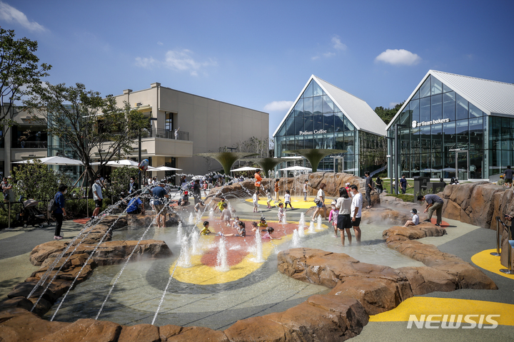 [의왕=뉴시스] 정병혁 기자 = 화창한 날씨를 보인 12일 오후 경기 의왕시 롯데 프리미엄아울렛 '타임빌라스' 위로 파란 하늘이 펼쳐져 있다. 2021.09.12. jhope@newsis.com