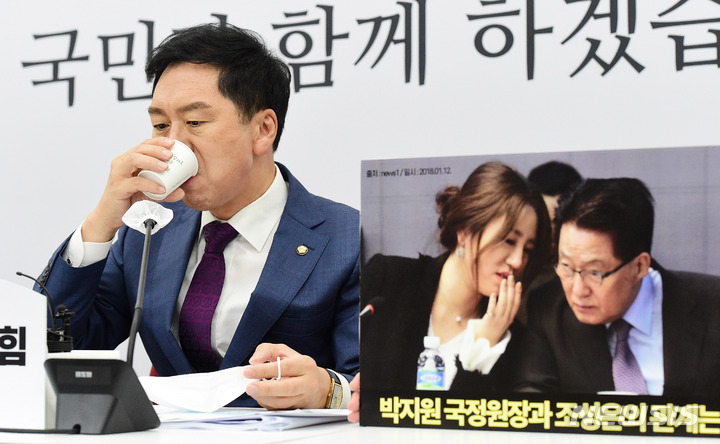 [서울=뉴시스] 최동준 기자 = 김기현 국민의힘 원내대표 지난달 12일 서울 여의도 국회에서 '윤석열 검찰의 고발 사주 의혹'에 대한 공수처의 김웅 의원실 압수수색 관련 긴급 기자간담회 전 물을 마시고 있다. 김 원내대표는 이자리에서 김웅 의원실 압수수색은 절차상 명확한 불법이며 박지원·조성은 연결고리가 이번 사건 핵심이라고 밝혔다. (공동취재사진) 2021.09.12. photo@newsis.com