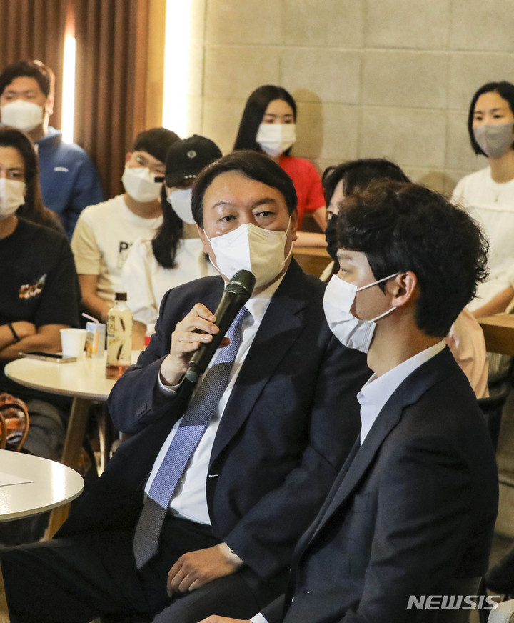 [서울=뉴시스] 국회사진기자단 = 윤석열 국민의힘 대선 경선 예비후보가 12일 서울 서대문구 UCU라운지에서 열린 '청년, 희망을 해킹하라' 청년 싱크탱크 상상23 토크콘서트에서 질문에 답변하고 있다. 2021.09.12. photo@newsis.com