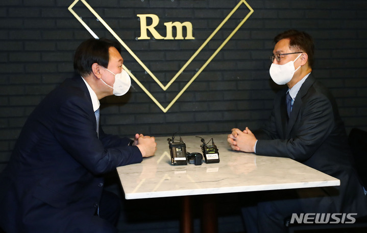 [서울=뉴시스] 국회사진기자단 = 국민의힘 윤석열(왼쪽), 최재형 대선 경선 예비후보가 12일 서울 여의도 글래드 호텔에서 정권의 정치공작과 국정원의 대선 개입 의혹 문제에 대처하기 위해 회동을 하고 있다. 2021.09.12. photo@newsis.com