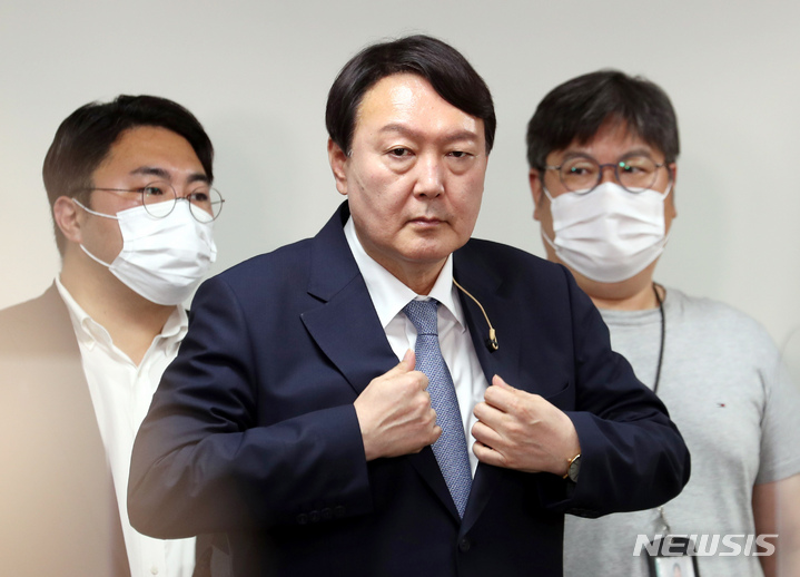 [서울=뉴시스] 국회사진기자단 = 윤석열 국민의힘 대선 경선 예비후보가 12일 서울 여의도 중앙당사에서 경선 예비후보 12명을 대상으로 열린 유튜브 라이브 방송 '올데이 라방'에 참석하고 있다. 2021.09.12. photo@newsis.com