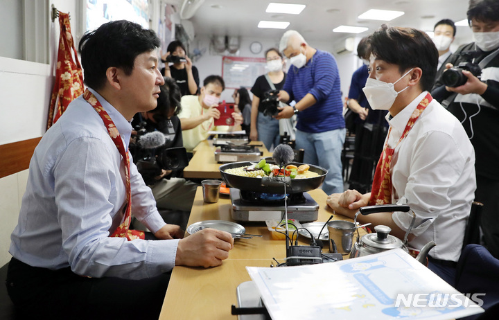 [서울=뉴시스] 국회사진기자단 = 국민의힘 이준석 대표와 원희룡 대선 경선 예비후보가 12일 서울 중구 한 떡볶이집에서 회동을 하고 있다. 2021.09.12. photo@newsis.com