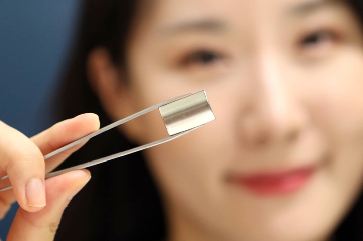 [서울=뉴시스]LG이노텍 직원이 ‘친환경 마그넷’을 선보이고 있다. (사진 = 업체 제공) *재판매 및 DB 금지