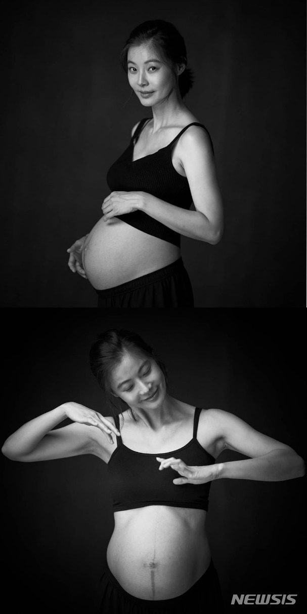 [서울=뉴시스]배우 윤소이가 13일 임신 소식을 알리며 만삭 화보를 공개했다. (사진=윤소이 인스타그램 사진 캡처) 2021.09.13. photo@newsis.com