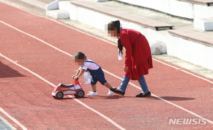 [진천=뉴시스] 강신욱 기자 = 아프가니스탄 특별기여자와 가족들이 지난 13일 충북혁신도시 국가공무원인재개발원 진천본원 운동장에서 야외활동을 하는 가운데 엄마와 아이가 즐거운 시간을 보내고 있다. 2021.09.13. ksw64@newsis.com