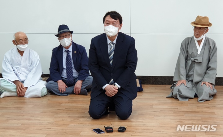 [안동=뉴시스] 김진호 기자 = 경북 안동의 경상북도 유교문화회관을 찾은 국민의힘 대선후보 윤석열 전 검찰총장이 무릎 꿇은 자세로 유림들과 대화하고 있다. 2021.09.13 kjh9326@newsis.com