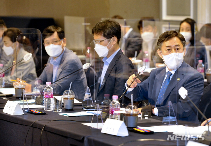 [세종=뉴시스] 보건복지부는 13일 제5차 장기요양위원회를 열어 내년 장기요양 보험료율 및 수가와 인력배치기준 개선안을 만장일치로 의결했다. (사진= 복지부 제공) 2021.09.13. 