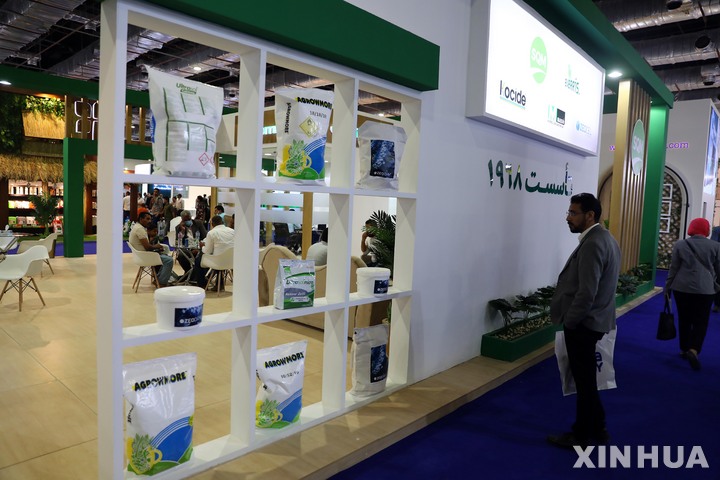 [ 카이로(이집트)=신화/뉴시스] 12일 카이로에서 개막한 사하라 농업엑스포의 행사장에서 관람객들이 비료와 각종 농업용 화학제품등을 살펴보고 있다. 