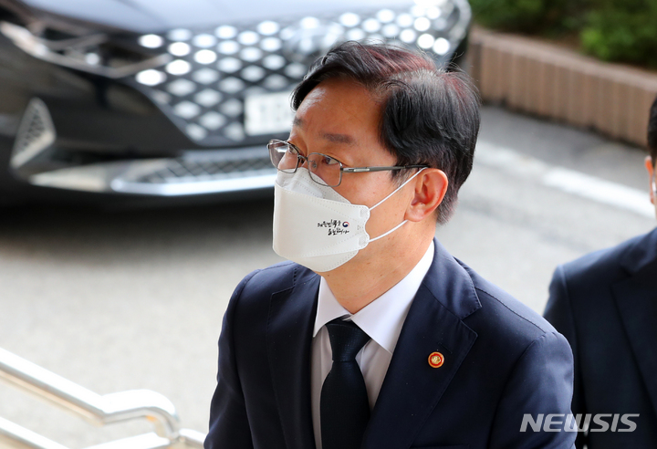 [과천=뉴시스] 배훈식 기자 = 박범계 법무부 장관이 지난 13일 오전 경기 과천시 정부과천청사로 출근하고 있다. 2021.09.13. dahora83@newsis.com