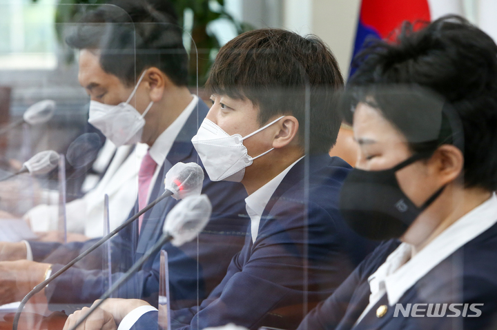 [서울=뉴시스] 최진석 기자 = 국민의힘 이준석(오른쪽 두 번째) 대표가 13일 국회에서 열린 최고위원회의에 참석해 발언하고 있다. (공동취재사진) 2021.09.13. photo@newsis.com