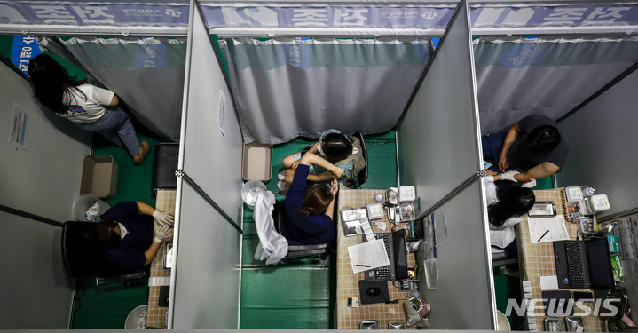 [서울=뉴시스] 정병혁 기자 = 13일 오전 서울 서대문구 북아현문화체육센터에 마련된 코로나19 예방접종센터를 찾은 시민들이 백신 접종을 받고 있다. 12일 코로나19 예방접종대응추진단에 따르면 60세 이상 고령층 포함 18세 이상 성인 가운데 75%가 1회 이상 백신 접종을 받았으며, 접종 완료자도 전체 인구의 39%를 넘어선 것으로 집계됐다. 방역당국은 추석 연휴 전까지 전체 인구 대비 1차 접종률 70% 목표를 향해 속도를 내고 있다. 2021.09.13. jhope@newsis.com