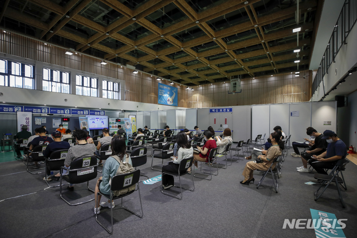 [서울=뉴시스] 정병혁 기자 = 13일 오전 서울 서대문구 북아현문화체육센터에 마련된 코로나19 예방접종센터를 찾은 시민들이 백신 접종을 마친 뒤 이상반응을 관찰하고 있다. 12일 코로나19 예방접종대응추진단에 따르면 60세 이상 고령층 포함 18세 이상 성인 가운데 75%가 1회 이상 백신 접종을 받았으며, 접종 완료자도 전체 인구의 39%를 넘어선 것으로 집계됐다. 방역당국은 추석 연휴 전까지 전체 인구 대비 1차 접종률 70% 목표를 향해 속도를 내고 있다. 2021.09.13. jhope@newsis.com